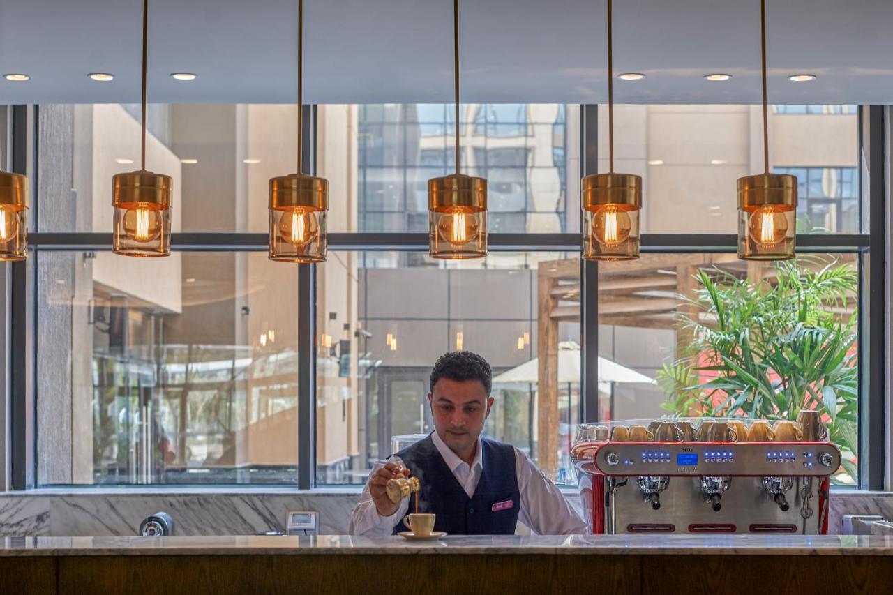 Crowne Plaza - West Cairo Arkan By Ihg 6th of October City Ngoại thất bức ảnh Barista at work