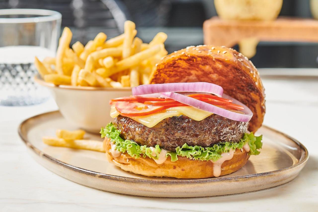 Crowne Plaza - West Cairo Arkan By Ihg 6th of October City Ngoại thất bức ảnh A hamburger with fries