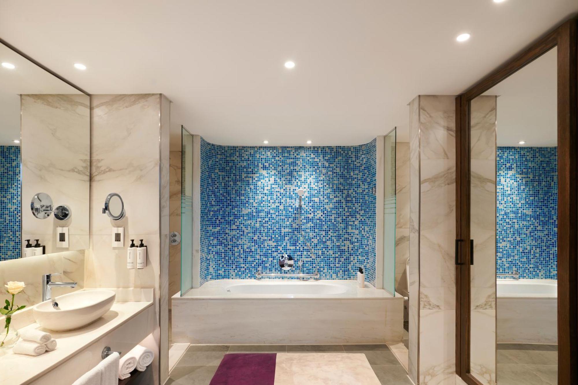 Crowne Plaza - West Cairo Arkan By Ihg 6th of October City Ngoại thất bức ảnh Bathroom