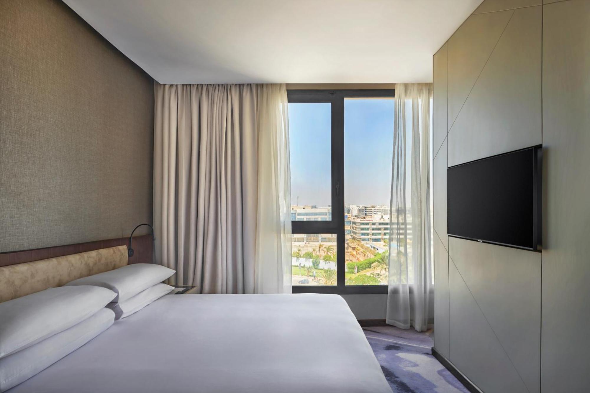 Crowne Plaza - West Cairo Arkan By Ihg 6th of October City Ngoại thất bức ảnh A bedroom at the hotel